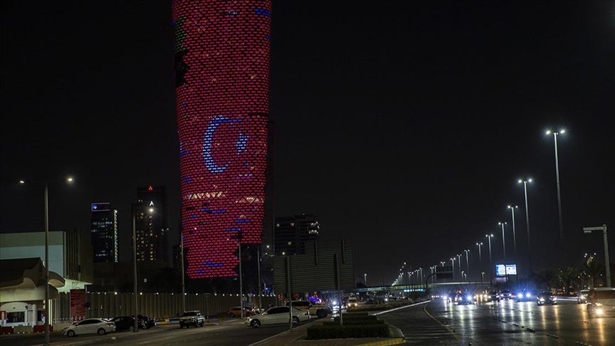 Cumhurbaşkanı Erdoğan'ın ziyareti dolayısıyla Abu Dabi'nin sembol binalarına Türk bayrağı yansıtıldı