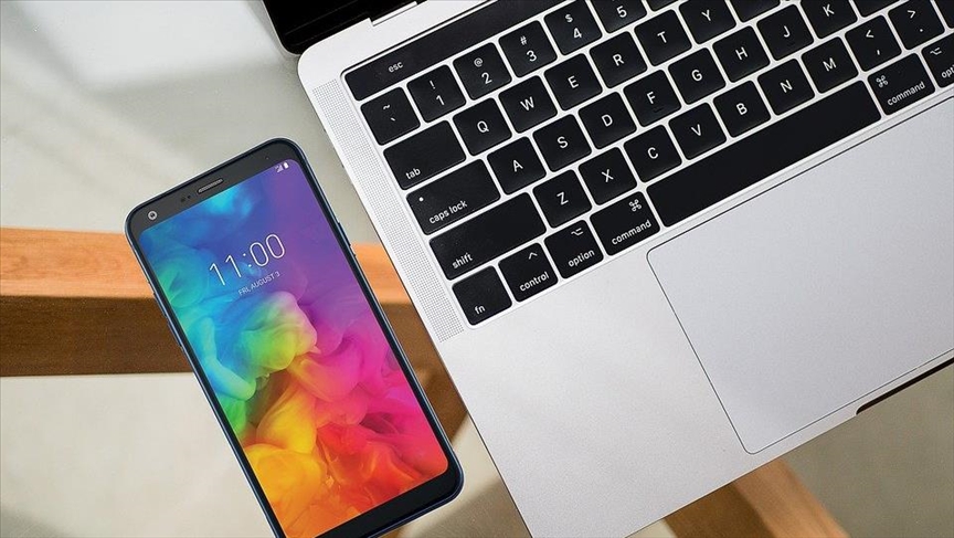 World spends daily average of 7 hours online: Report