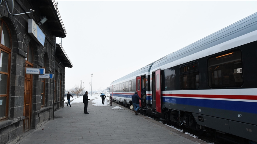 Armenia, Turkiye train brings back nostalgia for people at border