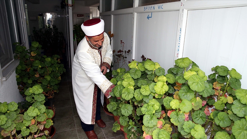 Çiçeklerle donattığı camiye gelenlere ikramda bulunuyor