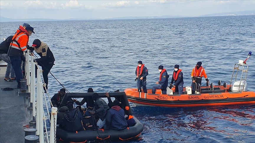Obalna straža Turkiye u Egejskom moru spasila 52 migranata