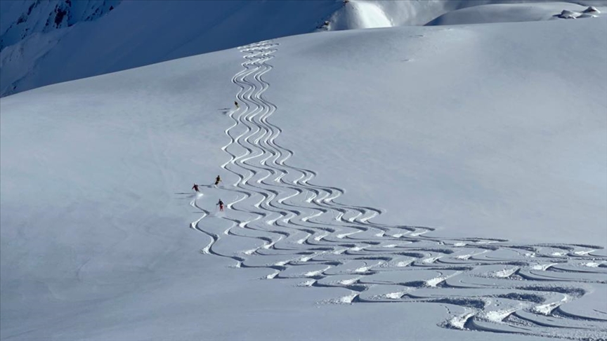 Kaçkar Dağları'nda 'heliski' heyecanı sürüyor