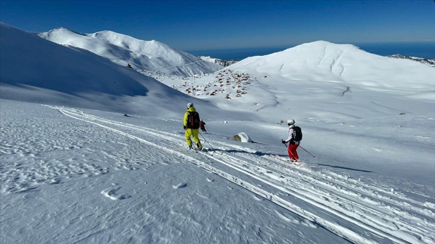 Любители хелиски съезжаются к горной гряде Качкар в Турции