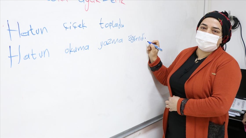 İŞKUR aracılığıyla çalıştığı halk eğitimi merkezinde okuma yazma da öğrendi