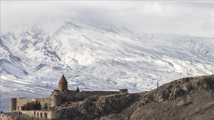 Ermenistandaki Hor Virap Manastırı ziyaretçilerinin manzarası: Ağrı Dağı