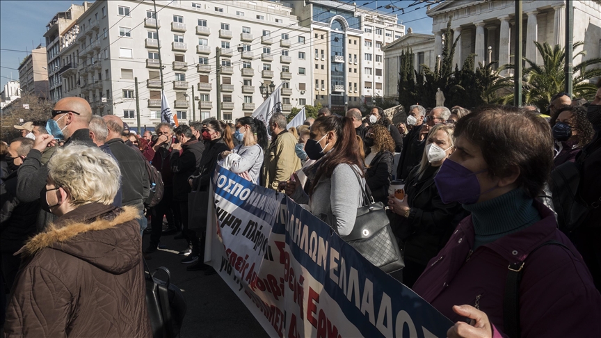 Yunanistan'da sağlık çalışanları ek ödenek talebiyle eylem yaptı
