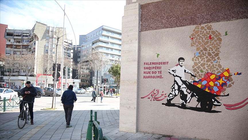 Arnavutlukun başkenti Tiranın binalarını sanata dönüştüren duvar resimleri