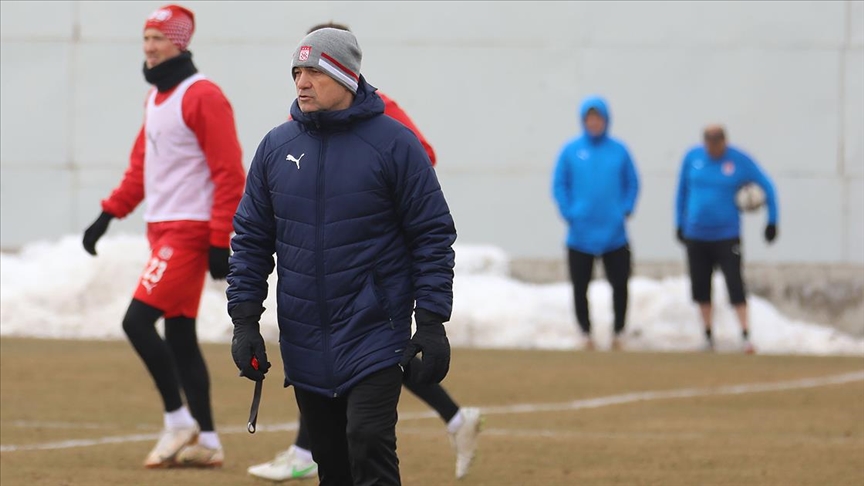 Sivasspor Teknik Direktörü Çalımbay'dan taraftara çağrı: Tribünleri doldurmalarını istiyoruz