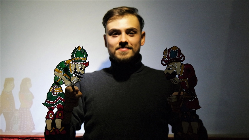 Karagöz ve Hacivat'la tanıştığı müzede 'en genç hayali' unvanıyla oyunlarını sahneliyor