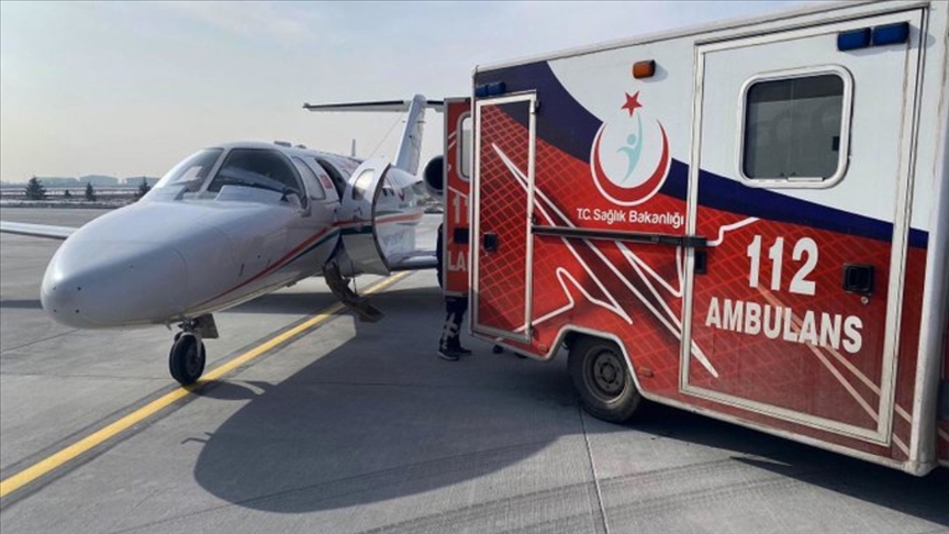 Elazığda 6 günlük bebek ameliyat için ambulans uçakla Konyaya sevk edildi
