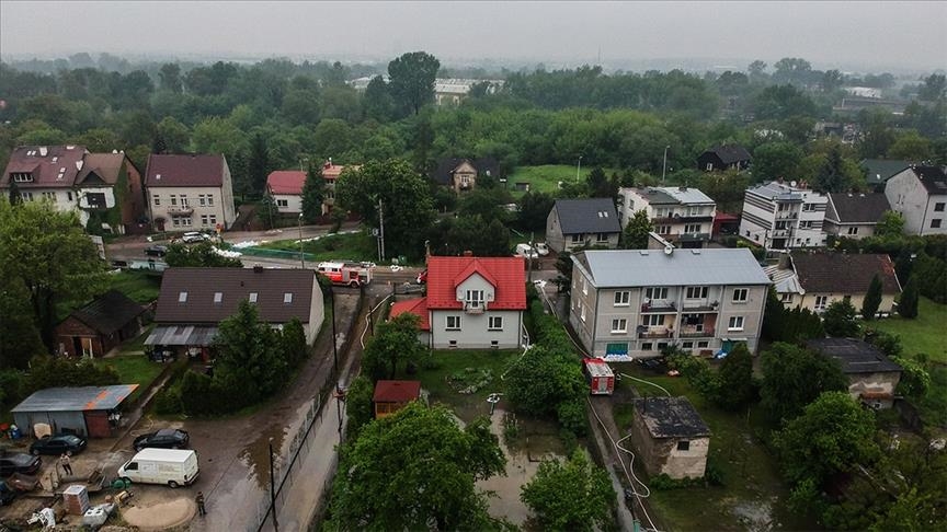 قطع برق 524 هزار خانه در لهستان بر اثر طوفان