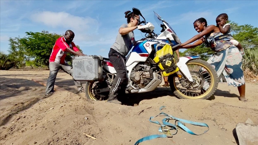 رحالة تركية تجوب إفريقيا على دراجة نارية (تقرير)