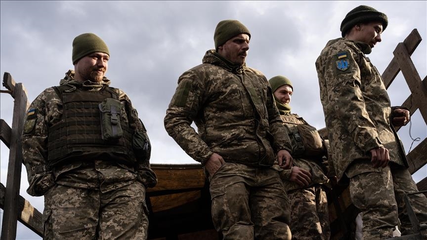 Ukraine: de hauts responsables militaires visés par des obus de mortier lors d'une visite sur la ligne de front