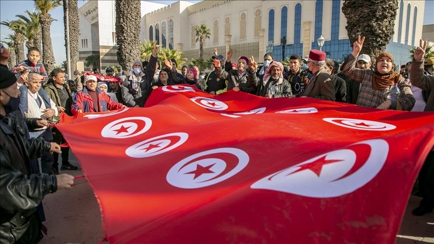 Thousands of civil servants stage strike in Tunisia