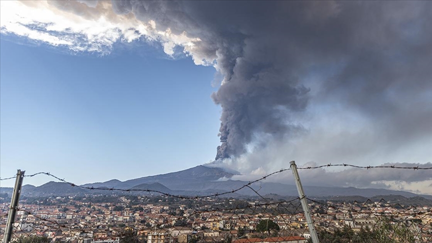 İtalya'da Etna Yanardağı yeniden kül ve lav püskürttü
