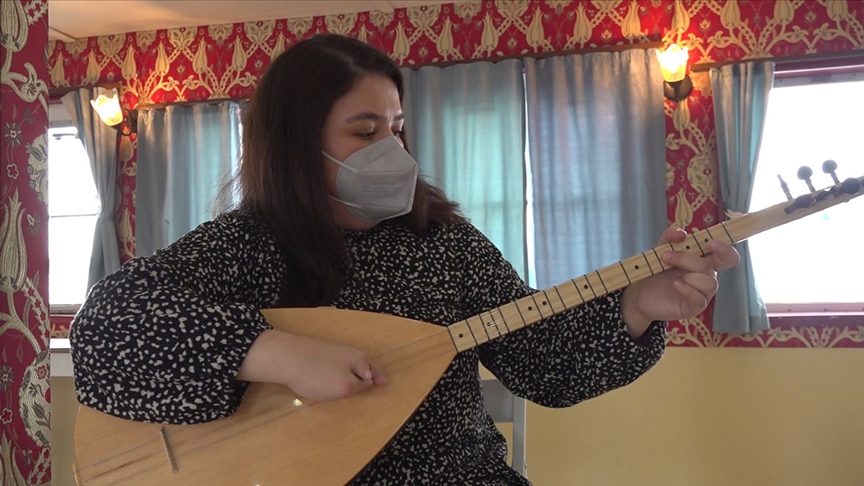 Doğuştan beş parmağı olmayan Zeynep, bağlama öğrenerek azmiyle örnek oldu