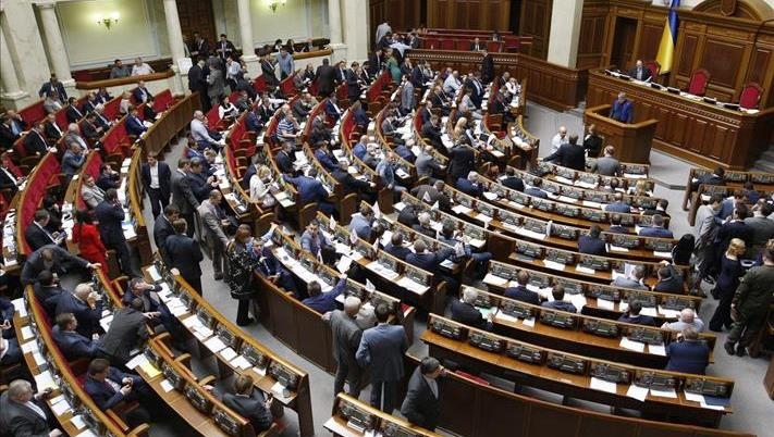 Ukraine: le Parlement accorde aux civils le droit de porter des armes à feu  