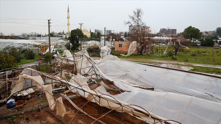 Antalya'da hortum ve fırtına seralara zarar verdi