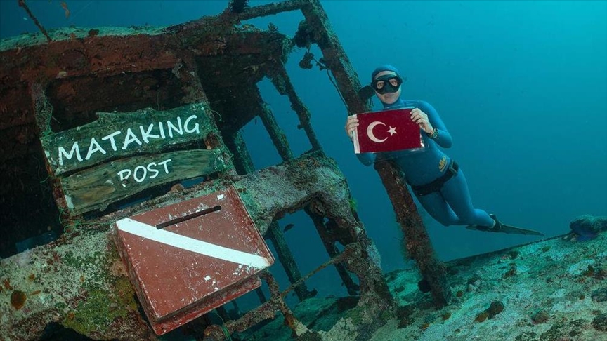 Milli dalgıç Ercümen Cumhurbaşkanı Erdoğana denizin altından kartpostal gönderdi