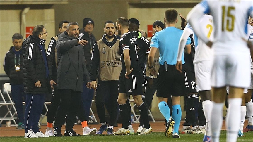 Karabağın Teknik Direktörü Gurbanov, oyuncusunun elle attığı golü iptal ettirdi