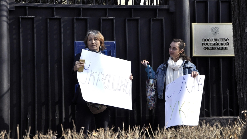 У посольства РФ в Бишкеке прошла акция в поддержку Украины