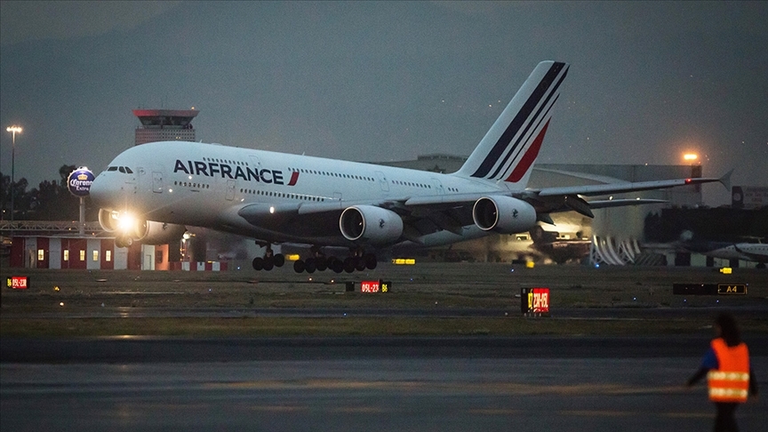 Fransada namaz kılması radikalleşme sayılarak uçması engellenen Air France pilotu mahkemece haklı bulundu Fransada namaz kılması radikalleşme sayılarak uçması engellenen Air France pilotu mahkemece haklı bulundu