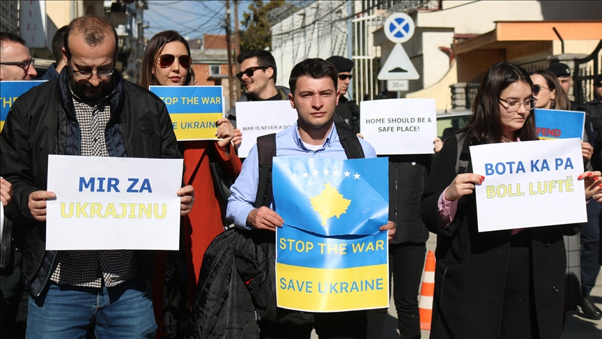 Ispred Kancelarije za vezu Rusije u Prištini održan protest pod motom “Stop ratu u Ukrajini”