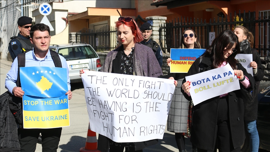 Kosovë, protestë pranë Zyrës Ndërlidhëse Ruse kundër ndërhyrjes ushtarake të Rusisë në Ukrainë