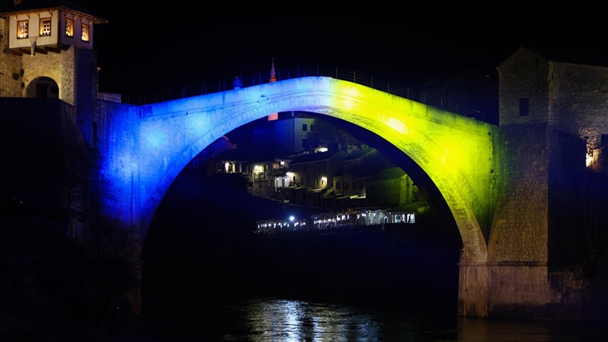 BiH: Zastava Ukrajine na Starom mostu u Mostaru