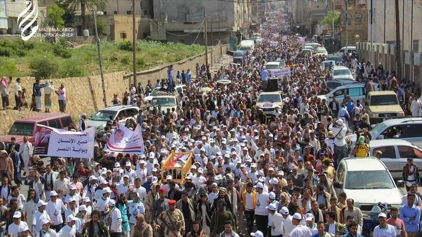 اليمن.. تشييع 14 عسكريا سقطوا بمواجهات مع الحوثيين في تعز