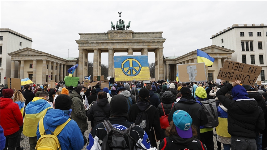 Tens of thousands rally in Berlin against Russian intervention in Ukraine
