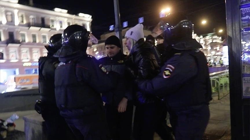 Противники войны с Украиной не покидают улицы российских городов
