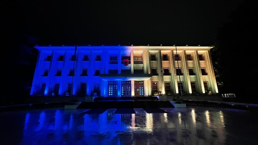 Presidenca e Shqipërisë ndriçohet me ngjyrat e flamurit të Ukrainës