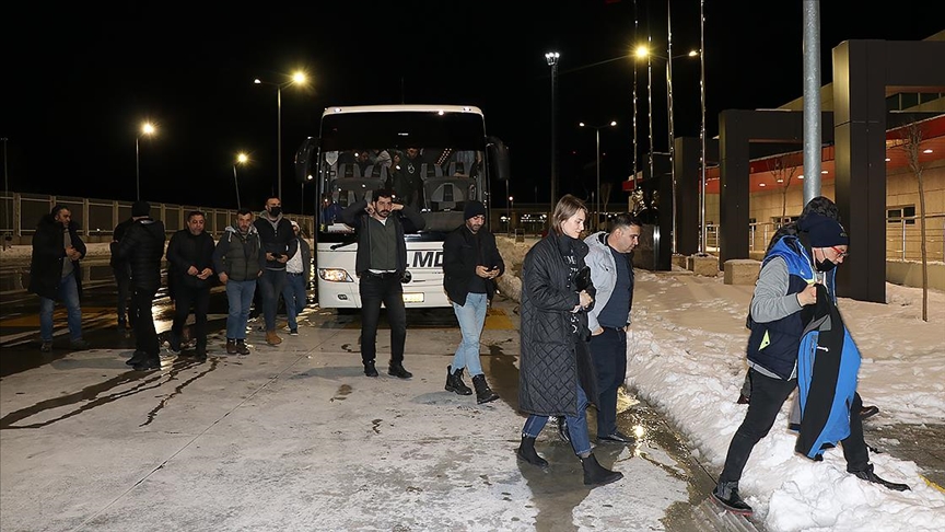 Ukrayna'dan tahliye edilenlerin Türkiye'ye girişleri sürüyor 