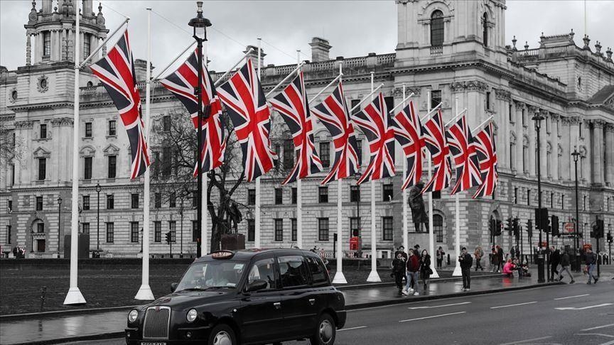 Londres va procéder au gel complet des avoirs des banques russes  