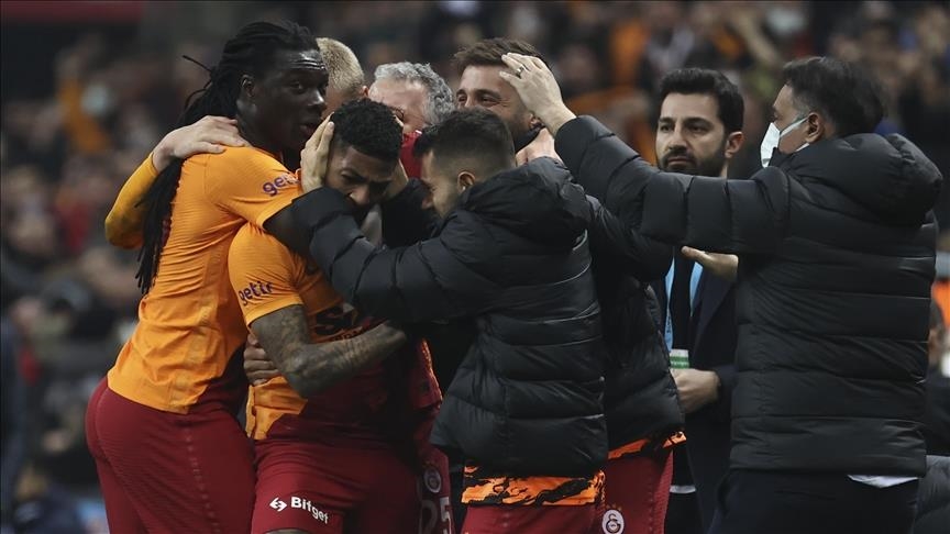 Football : Van Aanholt, Babel et Gomis signent la victoire de Galatasaray contre Caykur Rizespor