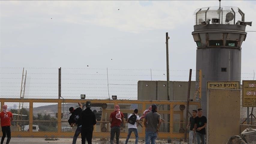 قوات إسرائيلية تقتحم سجن "عوفر" وتشتبك مع الأسرى الفلسطينيين