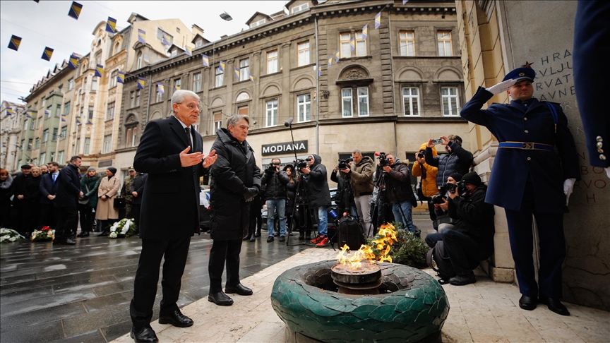 Dan nezavisnosti BiH: Delegacije položile cvijeće na spomen-obilježju Vječna vatra