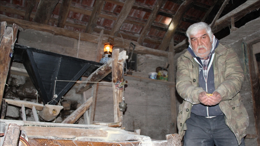 Atalarından kalma tarihi değirmende geleneksel yöntemlerle un öğütüyor