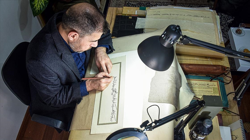 Iraklı hattat 40 yıldır eserlerini aşkla nakşediyor