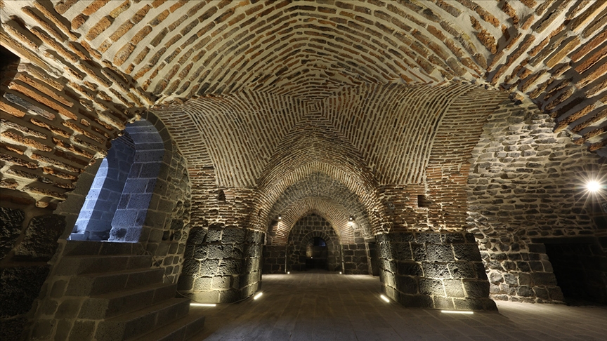 Diyarbakırda tarihi surlardaki Ulu Beden Burcu ışıklandırıldı