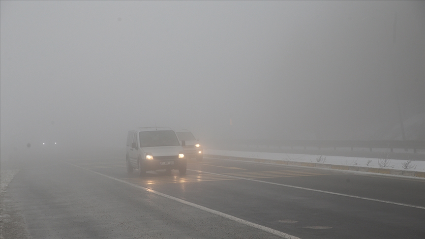 Bolu Dağı'nda kar ve sis etkili oluyor