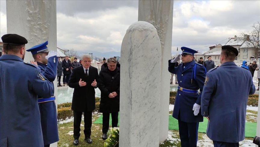Položeno cvijeće na Šehidskom mezarju Kovači povodom Dana nezavisnosti BiH: Državu moramo čuvati i biti ponosni na nju 