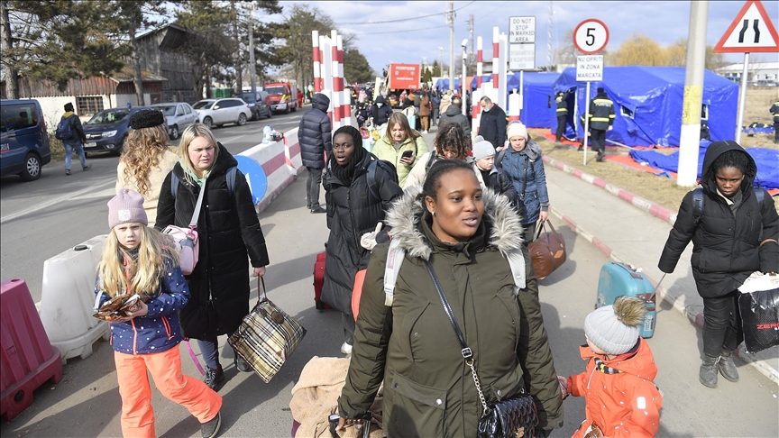 Ukrainian refugees continue crossing border to Romania