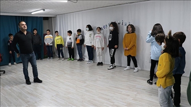 Batmanlı çocuklar İngilizceyi eğlenerek öğreniyor