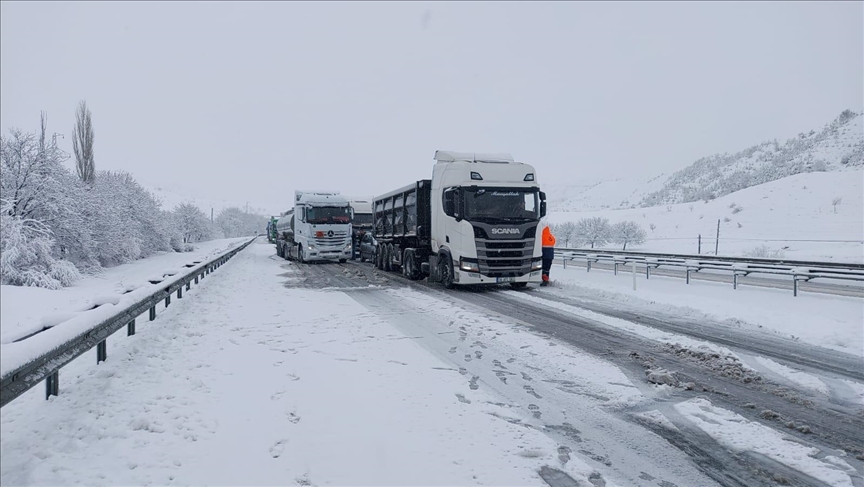 Kar yağışının etkili olduğu illerde ulaşımda aksamalar yaşanıyor 