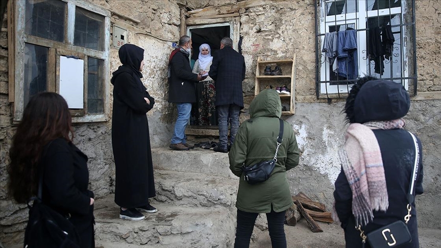 Eğitim neferleri köy köy dolaşarak kız çocuklarının okula devamlılığını sağlıyor