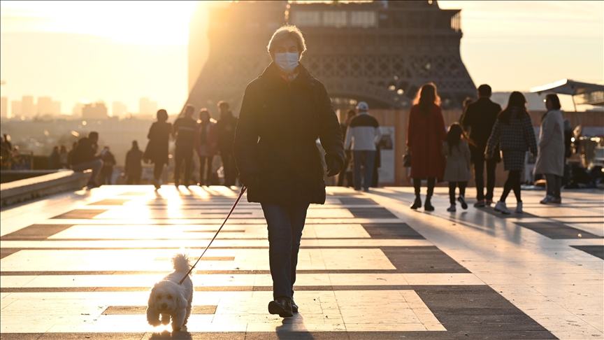 Fransada kapalı alanlarda maske zorunluluğu 14 Martta kaldırılıyor