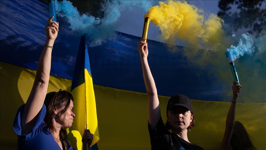 Мирные жители Украины встают на пути бронетехники ВС России