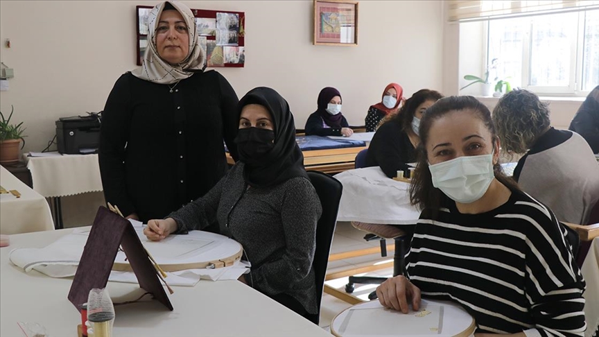 Osmanlı 'zerduz' nakışı kadınların elinde yeniden hayat buldu